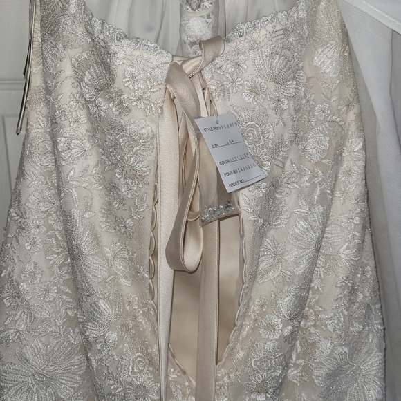 NWT - David's Bridal Corset Beaded Wedding Gown - Picture 3 of 9